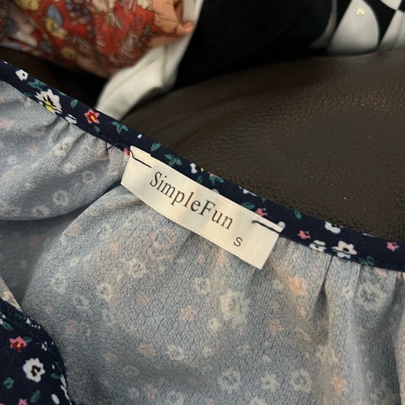 Elegant Floral Keyhole Blouse - Picture 3 of 3